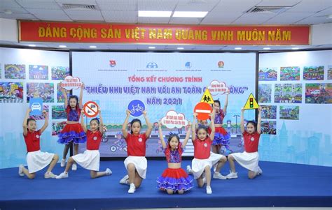 Học cùng bé Thiếu nhi vẽ tranh an toàn giao thông với bảo vệ môi trường