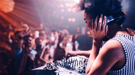 5 Expert Tips for Women on How to Become a DJ