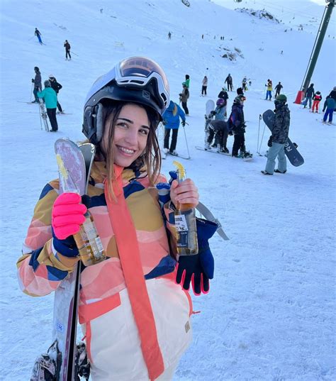 the face of a girl who tried skiing for the first ever time! 💘 : r/Faces