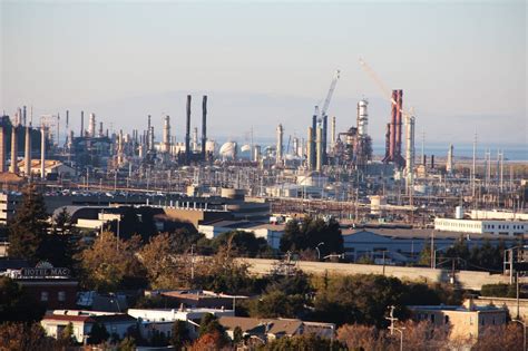 Striking steelworkers make slow return to Chevron Richmond Refinery ...