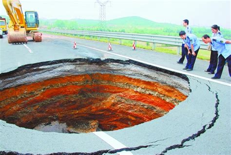 Peekture: Sinkholes Appearing Around China