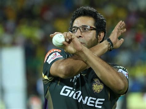 Wasim Akram Gives Bowling Classes to Arjun Tendulkar During IPL 2015 | Cricket News