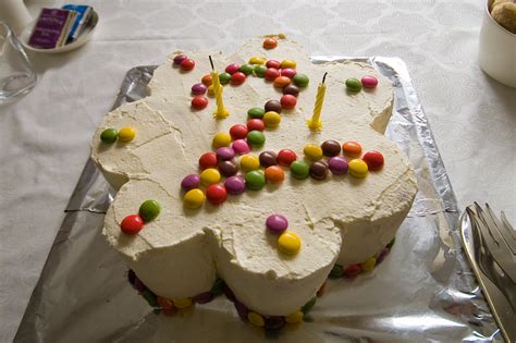 File:Birthday Cake with 2.jpg - Wikimedia Commons