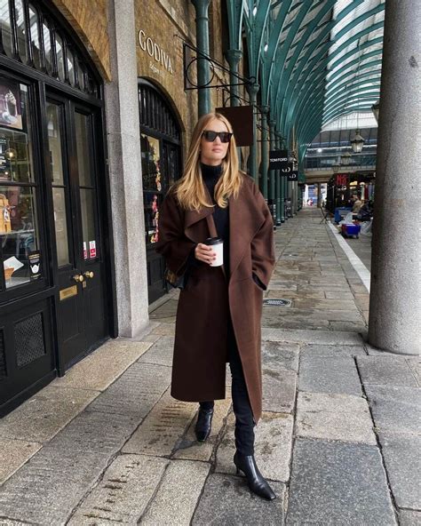 This Effortless Outfit Proves That A Chocolate Brown Coat Is Essential ...