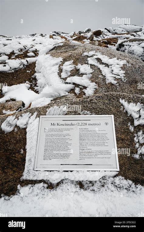 The summit of Mount Kosciuszko in the Kosciuszko National Park Stock Photo - Alamy