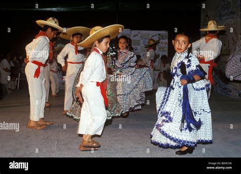 Niños vestidos de baile vestidos folclóricos bailes folclóricos tradicionales, Guadalajara ...