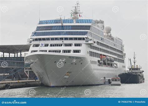 Pacific Princess Cruise Ship Editorial Photo - Image of liner, leisure ...