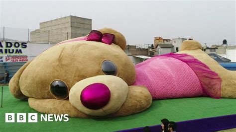 Mexico giant teddy bear 'breaks world record' - BBC News