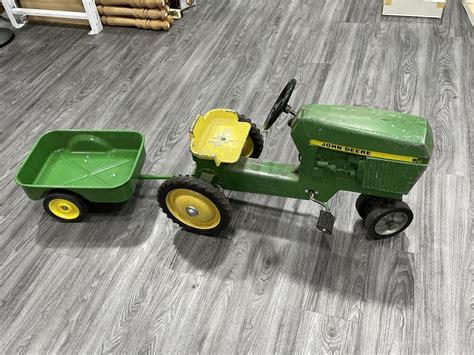 Urban Auctions - VINTAGE JOHN DEERE PEDAL TRACTOR W WAGON