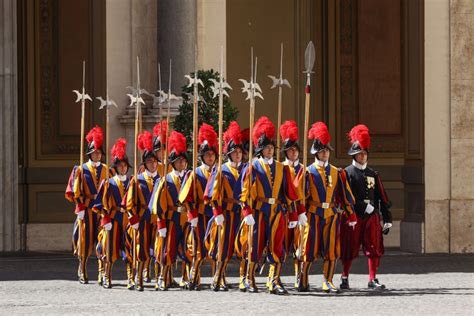 World's smallest army seeks 25 men to guard the pope. Must be Catholic ...