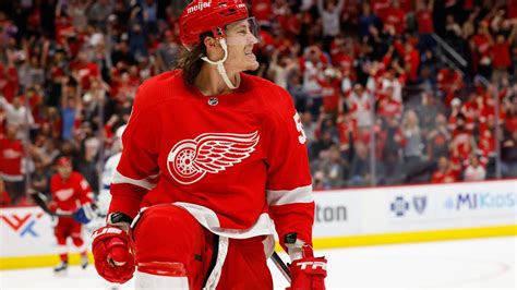 Tyler Bertuzzi NHL Highlights 2021-22 (Early Highlights) - YouTube