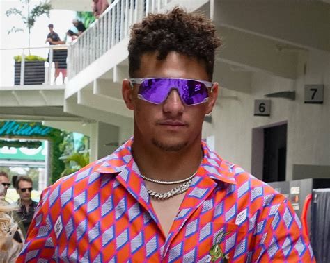 Patrick Mahomes’ Unique and Eye-Catching Pre-Game Outfit Sparks Intrigue Among Fans and Fashion ...