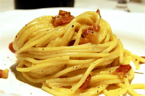 Carbonara pasta (pasta alla carbonara) ~ La ragazza col mattarello