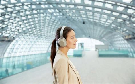 How Noise Cancelling Headphones Can Make Travel More Comfortable