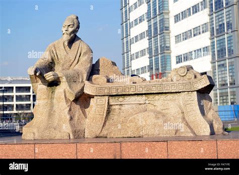 Statue of Zhang Zhongjing in Shanghai University of Chinese Medicine ...