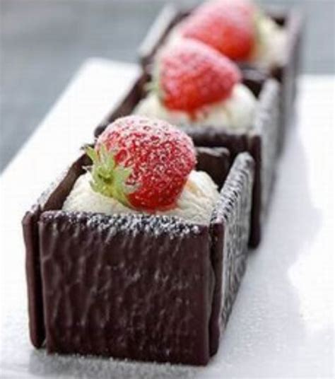 Ten Amazing Designs and Recipes for Edible Boxes for Boxing Day | Desserts, Eat dessert, Food