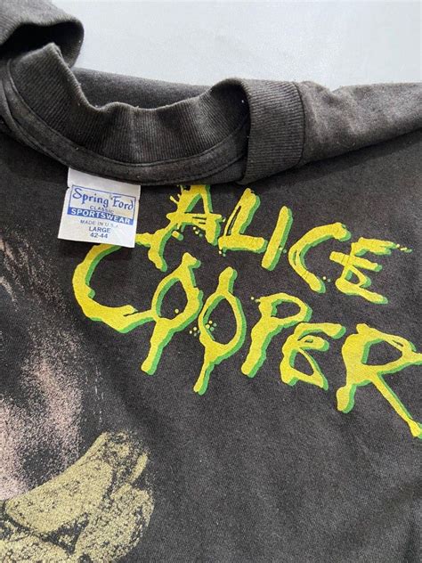 Alice Cooper constrictor tour 1986-87 vintage tee, Fesyen Pria, Pakaian , Atasan di Carousell