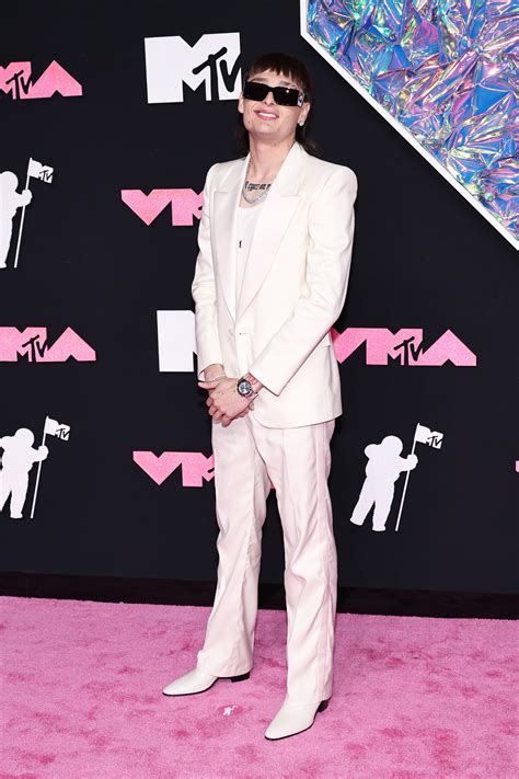 Peso Pluma debuta en los MTV VMAs 2023 con traje blanco y botas de tacón | Vogue