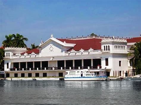 Malacanang_palace_view_ Wikimedia - Gamintraveler