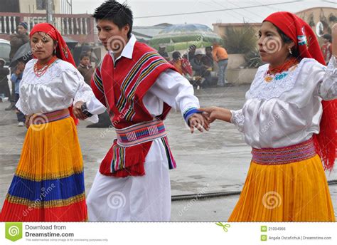 Traditional Ecuadorian Dress | Ecuadorian clothing, Traditional dresses ...