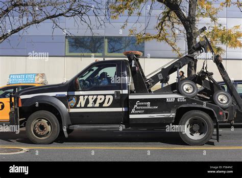 Nypd tow truck hi-res stock photography and images - Alamy