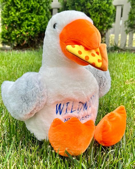 Large Seagull with Pizza – Wildwood Gift Shop