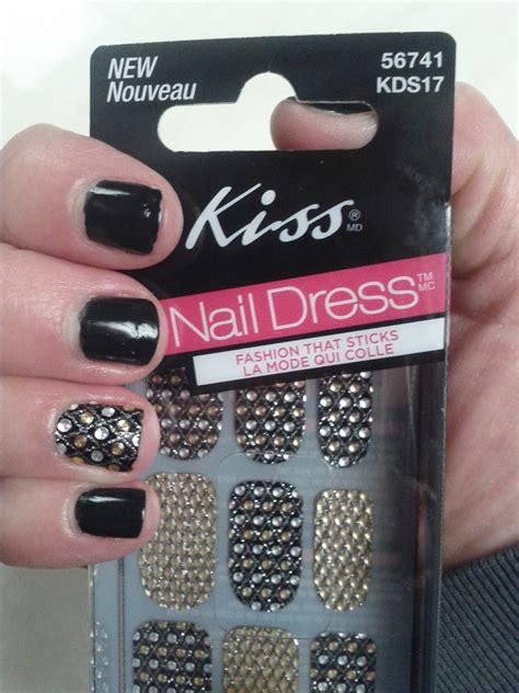 Lipgloss Break: KISS Nail Dress Nail Stickers