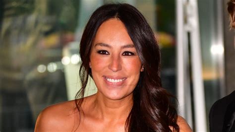 How To Match Your Vent Hood To The Kitchen Island, According To Joanna Gaines