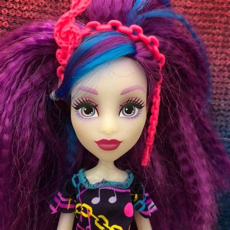 This is a Monster High Electrified Hair-Raising Ghouls Ari Hauntington doll. Her hair needs some ...