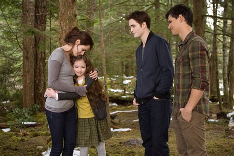 Wallpaper of Renesmee, Bella, Edward and Jacob - Renesmee Carlie Cullen ...