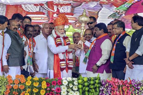 Today's Photo : PM Narendra Modi is felicitated during a rally