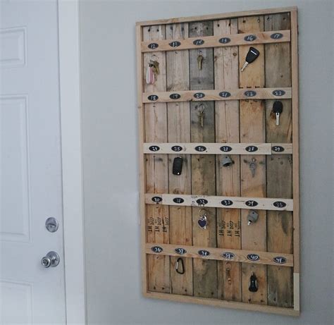 Reclaimed Wood Pallet Hotel Key Rack | Ana White