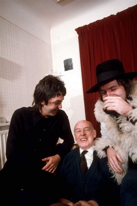 Paul McCartney with father James and brother Mike McGear, 1974. | Paul mccartney, Lennon and ...