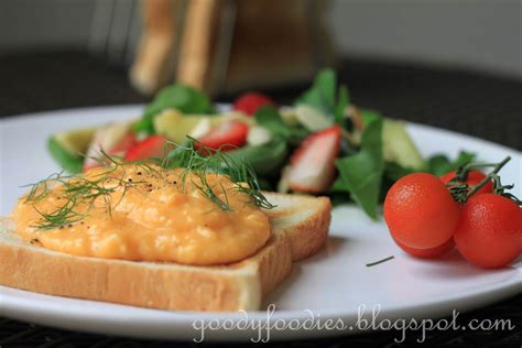 GoodyFoodies: Recipe: Scrambled ducks egg with pepino melon-strawberry rocket salad