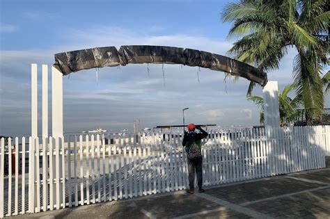 Manila Bay Dolomite Beach, already equipped with arches and gates ...