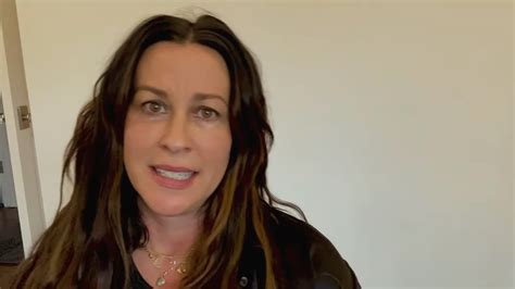 Alanis Morissette Shares 'Smiling' Clip With 'Jagged Little Pill' Cast ...