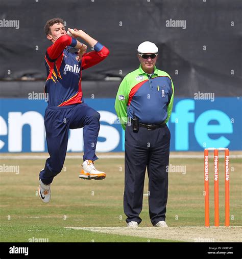 Reece Topley in bowling action for Essex - Essex Eagles vs Sussex ...