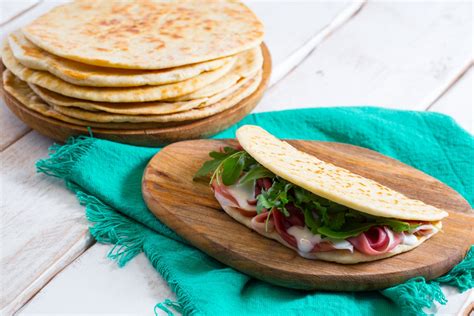 Thick piadina romagnola - Italian recipes by GialloZafferano