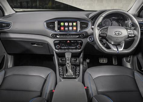 Hyundai IONIQ hybrid-interior – PerformanceDrive