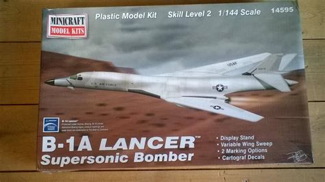 Minicraft B-1A Lancer Supersonic Bomber • Priser