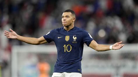 Top 129+ kylian mbappe pose latest - vova.edu.vn