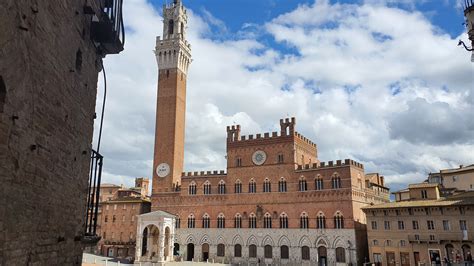 Explore the medieval city centre of Siena - live online tour from Siena