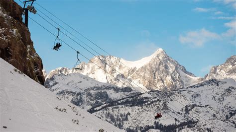 Skiing | Mammoth Lakes Winter Activities | Mammoth Lakes Skiing ...