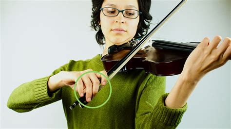 3 Ways to Hold a Violin - wikiHow