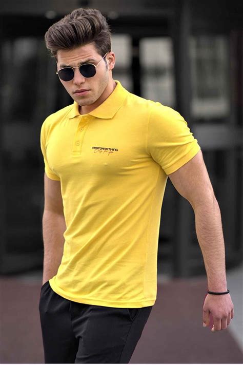 Arriba 53+ imagen men yellow shirt outfit - Abzlocal.mx