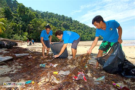 Marine Debris Clean-up Training for Downbelow’s Local Trainees – Diving Sabah? Dive Downbelow!