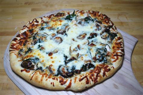 Chicken Spinach and Mushroom Pizza - SavoryReviews