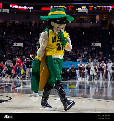 Gonzaga basketball mascot hi-res stock photography and images - Alamy