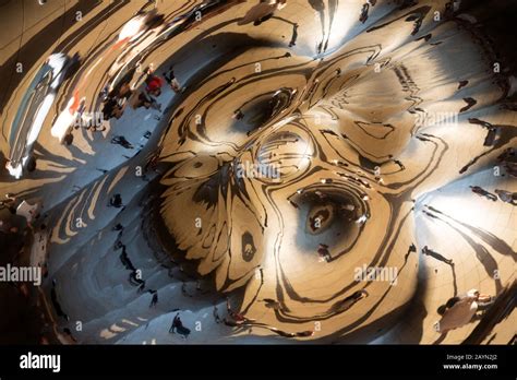 Reflections in Cloud Gate ( The Bean ) Chicago, USA Stock Photo - Alamy