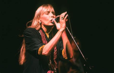 10 Best Joni Mitchell Songs of All Time - Singersroom.com